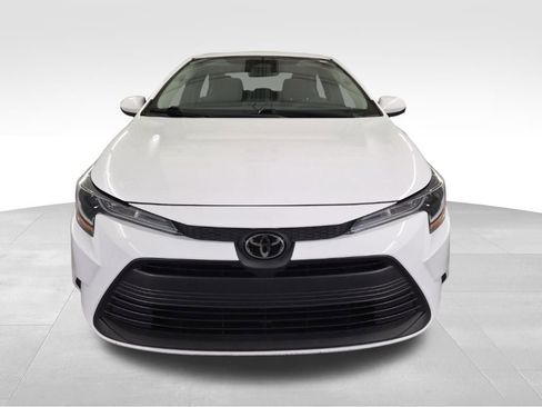 Used 2023 Toyota Corolla LE image 3