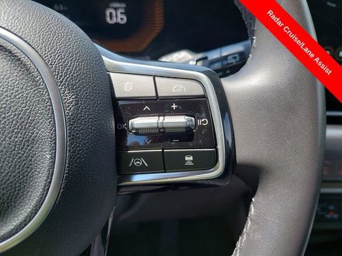 Used 2025 Kia Carnival FWD image 30