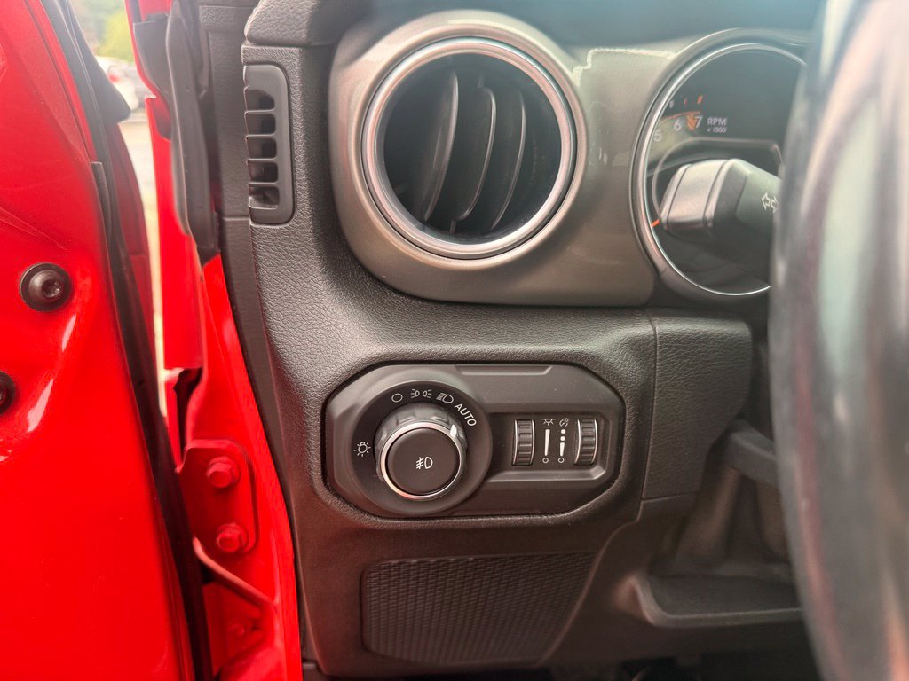 Used 2018 Jeep Wrangler Unlimited Sahara AWD/4WD image 31