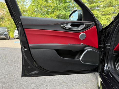 Used 2021 Alfa Romeo Giulia Quadrifoglio image 12