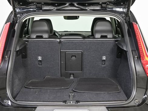 Used 2025 Volvo XC40 B5 Plus image 31