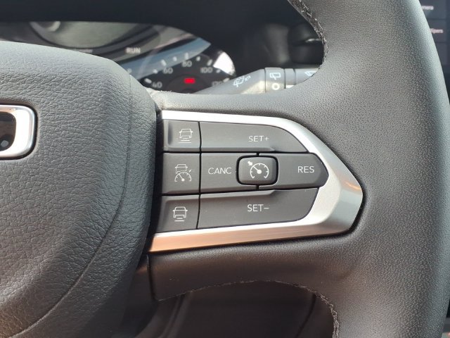 Used 2025 Jeep Compass Limited w/ Sun & Sound Group AWD/4WD image 17