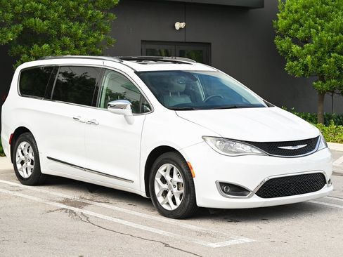 Used 2020 Chrysler Pacifica Limited image 3