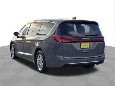 Used 2023 Chrysler Pacifica Touring-L image 6