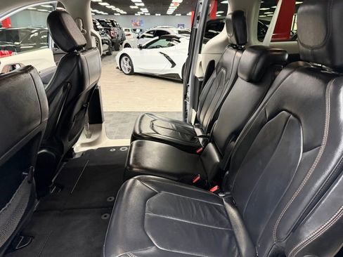 Used 2017 Chrysler Pacifica Touring-L w/ Tire & Wheel Group FWD image 39