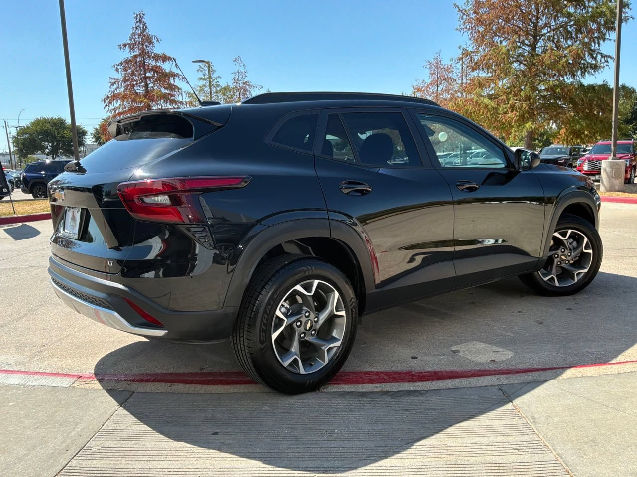 Used 2025 Chevrolet Trax LT FWD image 6