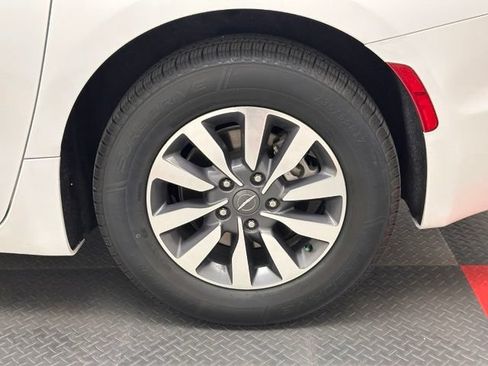 Used 2023 Chrysler Pacifica Touring-L FWD image 23