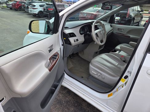 Used 2013 Toyota Sienna XLE AWD/4WD image 5