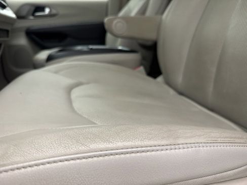 Used 2021 Chrysler Pacifica Touring-L image 25