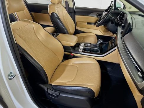 Used 2023 Kia Carnival LX image 14