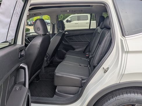 Used 2024 Volkswagen Tiguan SE w/ Panoramic Sunroof Package AWD/4WD image 28