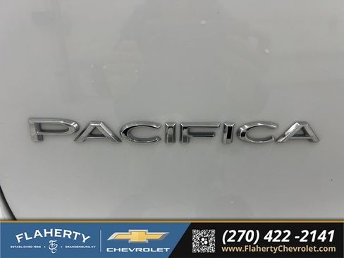 Used 2024 Chrysler Pacifica Touring-L FWD image 16