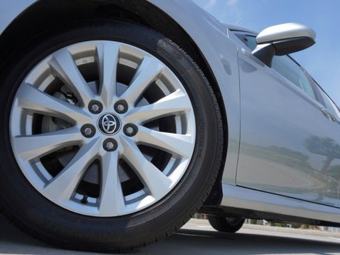 Used 2020 Toyota Camry LE FWD image 11