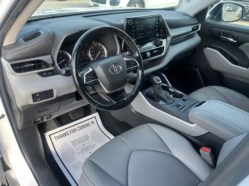 Used 2022 Toyota Highlander XLE image 11
