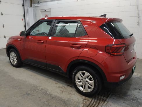 Used 2021 Hyundai Venue SE FWD image 3