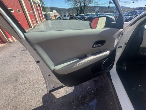 Used 2016 Honda HR-V EX image 29
