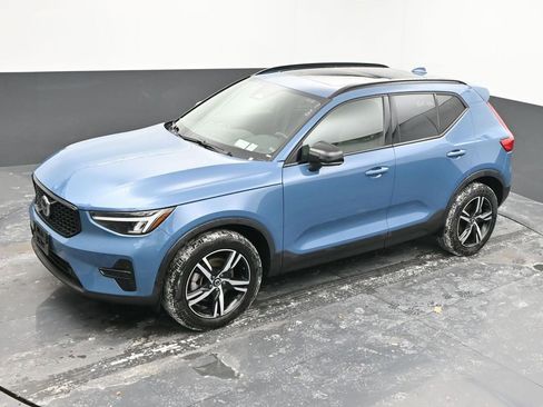 Used 2024 Volvo XC40 B5 Core image 33