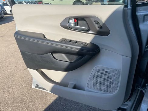 Used 2024 Chrysler Pacifica Touring-L FWD image 52