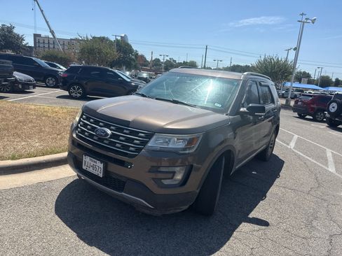 Used 2016 Ford Explorer XLT w/ Class II Trailer Tow Package FWD image 3
