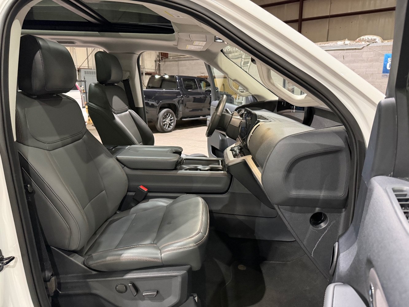 Used 2025 Ford Expedition Active AWD/4WD image 27