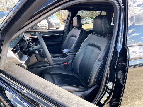 Used 2025 Jeep Grand Cherokee Limited w/ Black Appearance Package AWD/4WD image 9