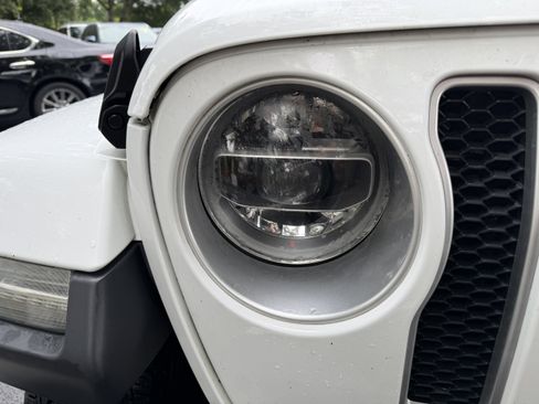 Used 2018 Jeep Wrangler Unlimited Sahara AWD/4WD image 12