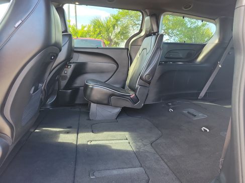 Used 2024 Chrysler Pacifica Limited w/ S Appearance Package FWD image 9