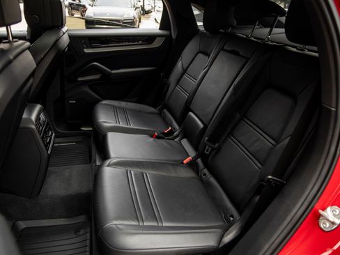 Certified 2024 Porsche Cayenne Coupe AWD/4WD image 35