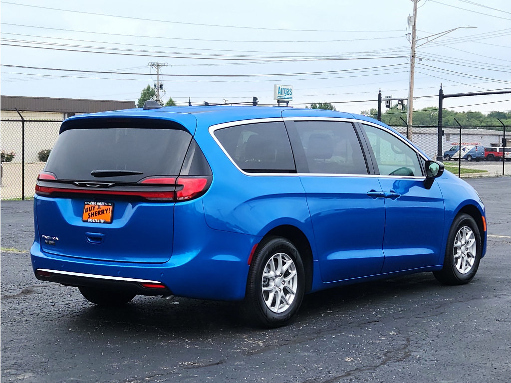 New 2027 Chrysler Pacifica Select FWD image 8