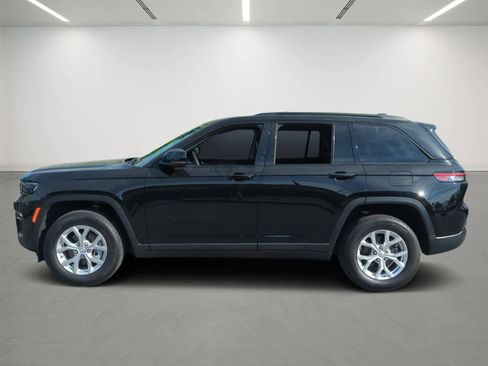 Used 2023 Jeep Grand Cherokee Limited w/ Black Appearance Package AWD/4WD image 3