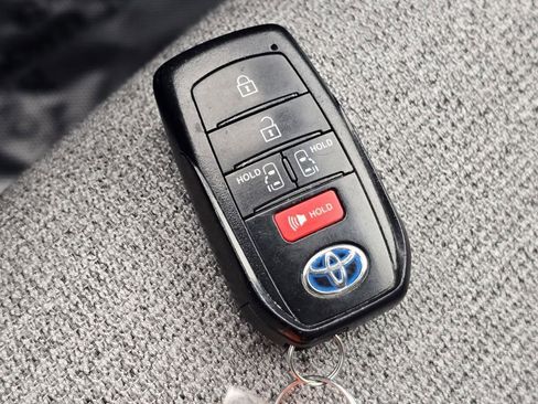 Used 2023 Toyota Sienna LE FWD image 32