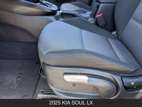 Used 2025 Kia Soul LX w/ LX Technology Package FWD image 15