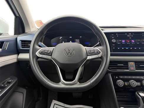 Used 2024 Volkswagen Taos SE image 12