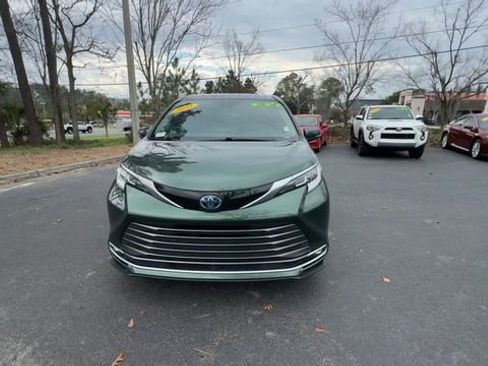 Used 2021 Toyota Sienna Limited image 5