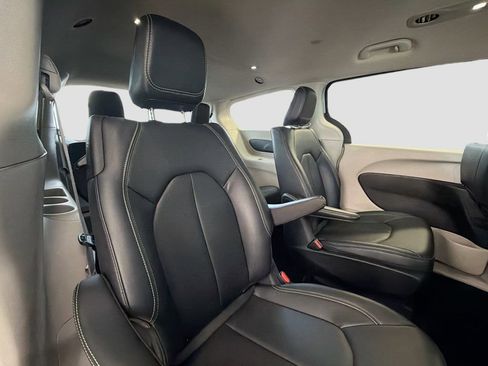 Used 2024 Chrysler Pacifica Limited FWD image 31