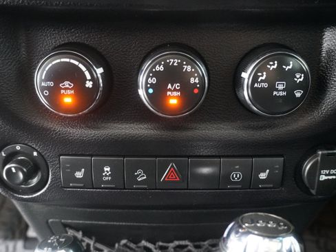 Used 2016 Jeep Wrangler Unlimited Sahara w/ Connectivity Group AWD/4WD image 22