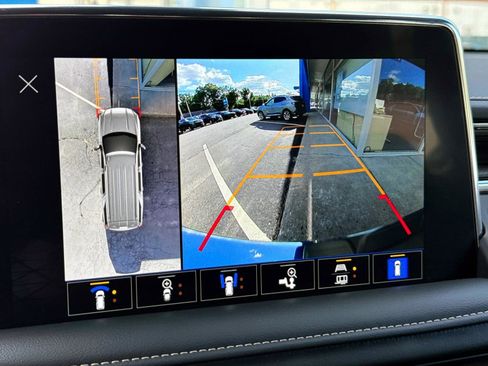 Used 2023 GMC Yukon SLT w/ SLT Luxury Package image 17