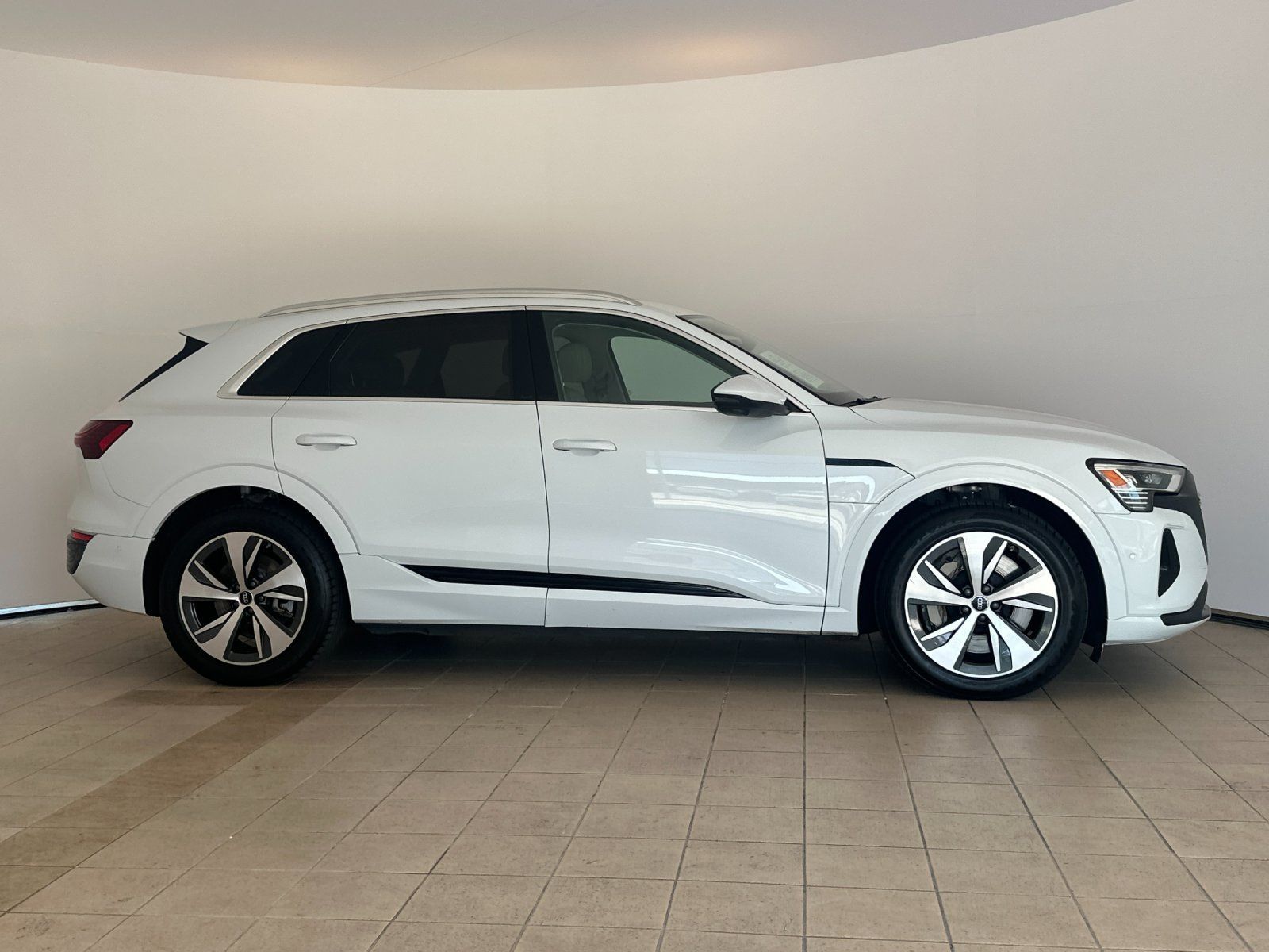 Used 2024 Audi Q8 e-tron Premium Plus w/ Premium Plus Package AWD/4WD image 7
