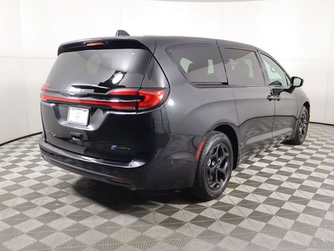 Used 2022 Chrysler Pacifica Limited w/ S Appearance Package image 5