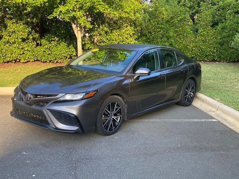 Used 2021 Toyota Camry SE AWD/4WD image 3