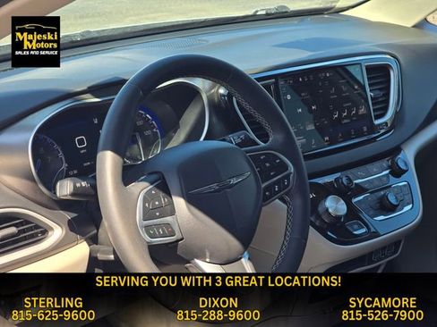 Used 2024 Chrysler Pacifica Touring-L image 4