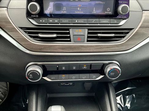 Used 2025 Nissan Altima 2.5 SV FWD image 17
