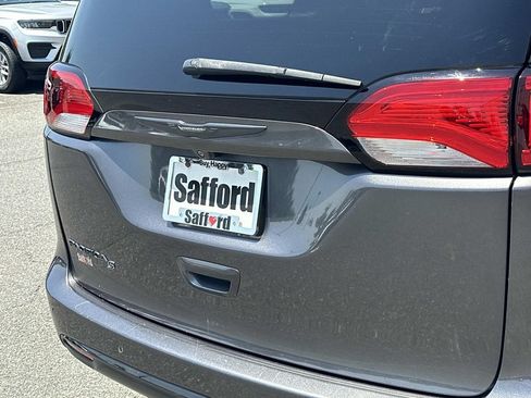 Used 2018 Chrysler Pacifica Touring Plus w/ S Appearance Package FWD image 11
