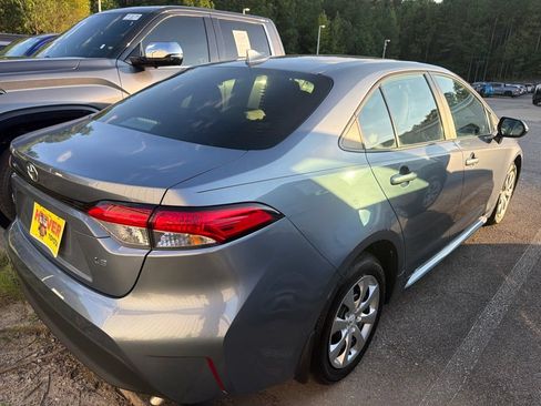 Used 2025 Toyota Corolla LE FWD image 3
