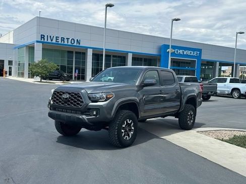 Used 2017 Toyota Tacoma TRD Sport w/ Premium & Technology Package AWD/4WD image 14