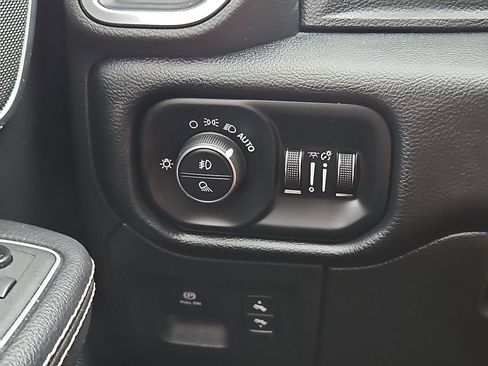 Used 2021 RAM 1500 Laramie AWD/4WD image 25