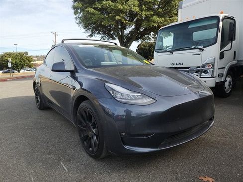 Used 2021 Tesla Model Y Long Range image 1