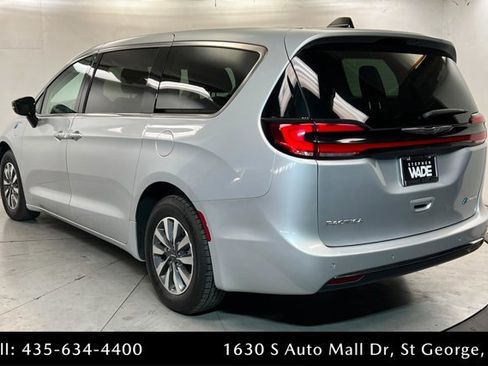 Used 2024 Chrysler Pacifica Limited FWD image 3