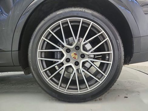 Used 2021 Porsche Cayenne w/ Premium Package image 38