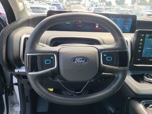 Used 2025 Ford Expedition Active RWD image 8